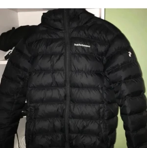 Jacka - Säljer min killes  sprillans nya jacka från PeakPerformance som tyvärr aldrig kom till användning då han köpte en Moncler istället. Jackan är i storlek L och är köpt på herrarnas avdelning. Inköpt för cirka 3000kr och säljes för exakt 1100kr