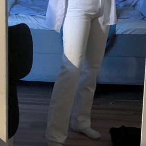 Vita jeans från weekday - Säljer mina skiiitsnygga raka jeans från weekday i storlek 25! 🤩 De är köpta här på plick och tyvärr kommer de inte till användning då jag är rädd att smutsa ner de haha ✨