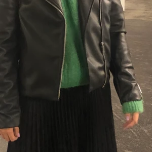 Grön stickad tröja - En jätte fin grön stickad tröja från hm som tyvärr inte kommer till användning men är så fin! Är i storlek M men passar S och är kortare i modellen så M sitter bra på mig som är en S vanligt Köpare står för frakten men kan även mötas upp i Sthlm!