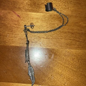 Kenza äkta silver örhänge earcuff fjädrar  - Så coolt örhänge från Kenza för Guldfynd   Äkta silver. Ett örhänge med earcuff som man sätter där man vill. Hänger snyggt. Frakt ingår 