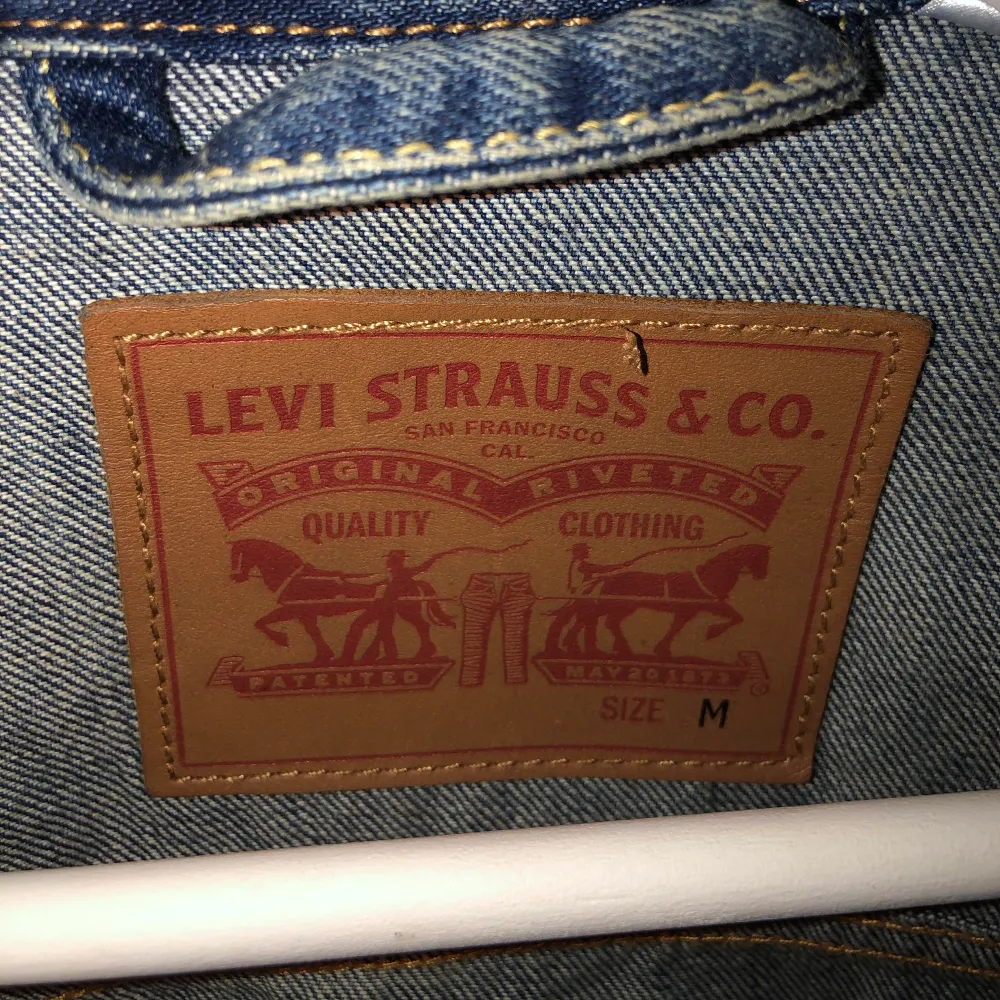 Nästan Ny Levis Jeans Jacka! I storlek Medium! Använd kanske 5 gånger totalt! . Jackor.