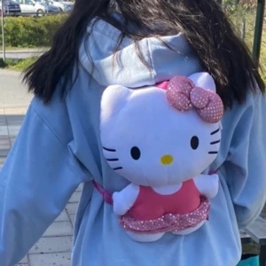 Hello Kitty ryggsäck - Säljer min Hello Kittt ryggsäck då den inte kommer till användning längre! Frakt tillkommer💘