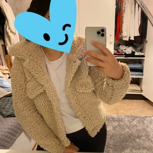 Teddyjacka från GinaTricot - Den GULLIGASTE teddy jackan från GinaTricot!! Använd några få gånger! Säljer då jag inte hinner använda den! 🥰