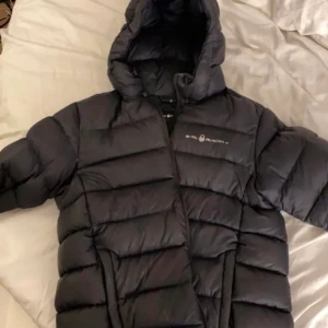 Sail racing jacka - Säljer sail jacka i st 170 helt ok skick jackans märke är lite borta o ett litet hål köparen står för frakt 88kr💕