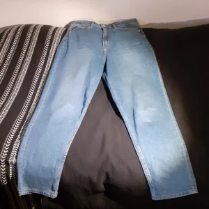 HÖGMIDJADE JEANS  - Använda en gång. Väldigt bekväma och stretchiga jeans. 