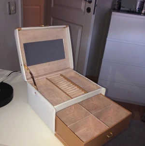 Smyckeskrin med spegel  - Inget fel på varan och är i väldigt god skick. Rymmer mycket. Bredden är 21 cm och längden är 12 cm. 