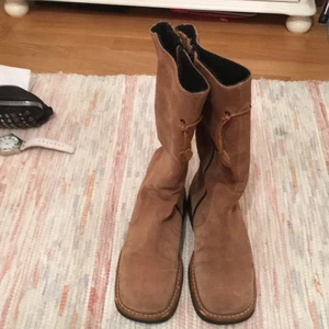 Mockastövlar ljusbruna Marc  O Polo. - Ett par ljusbruna mockastövlar i mycket gott skick från Marc O Polo