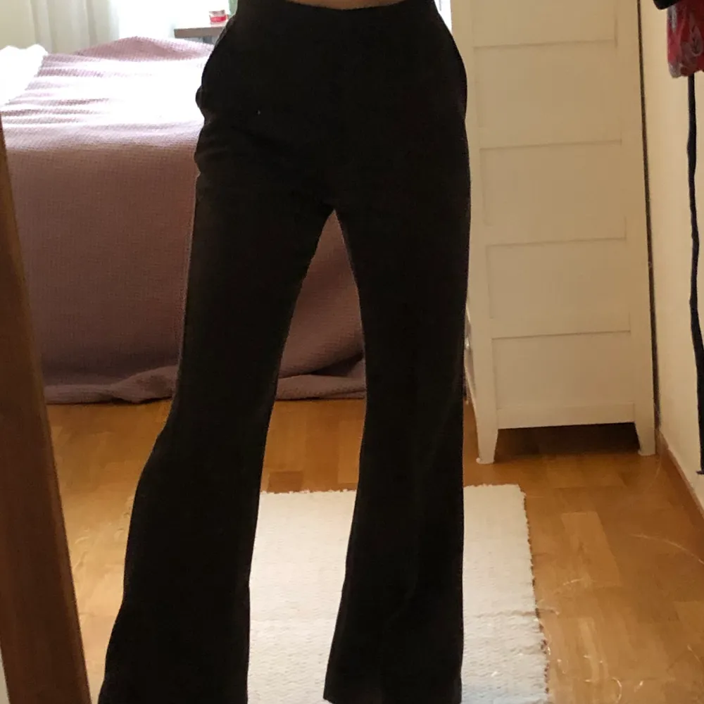 Supersnygga HM TREND ribbade bruna kostymbyxor helt oanvända. Säljer pga för korta på mig (165) men perfekt längd på min syster på bilderna (162) nypris 399kr ❤️ . Jeans & Byxor.