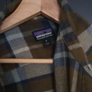 Patagonia Flannel Shirt Herr - Flanellskjorta i storlek M. Skicket är som nytt, och jag har använt den sparsamt. Köpt för ca 1.5 år sedan för 999 kr på Naturkompaniet.