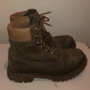 Timberland 6INCH BOOT - Timberlands originella 6 INCH BOOT i olivgrön färg. Inköpta på Länna Sport för ett par år sedan för 2000kr, men har inte kommit till mycket användning. Dom är i extremt bra skick, endast lite dammiga och möjligtvis smutsiga på undersidan. 