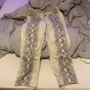 zara snake print byxor - byxor från zara mom jeans passform