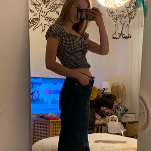 rutig topp från bershka - jättesöt rutig topp från bershka!! köpt förra sommaren men sparsamt använd och i bra skick. hör gärna av dig om du har frågor!! köparen står för frakt<3