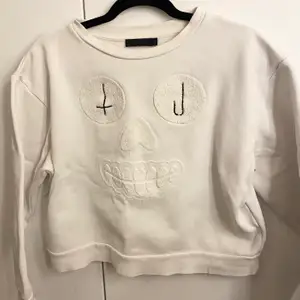 Vit, unik tröja med ”tyg-tryck” 