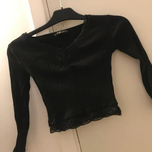 Topp  - Topp med spets uppe och nere! Bra skick! 40+frakt