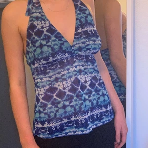 Ballt linne som tyvärr inte är min stil längre. Fin passform och ascoolt mönster🦋🦋🐟🐟👻 - Passar ca XS -M men är nog snyggare om man har lite bröst😗