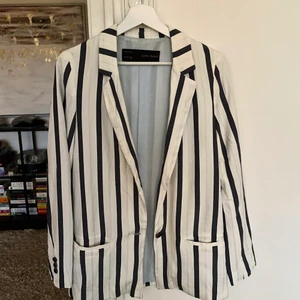 Zara vit-blå randig kavaj - White-blue striped blazer from Zara. 