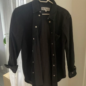 Svart jeansskjorta  - Storlek xs. Aldrig använd. 