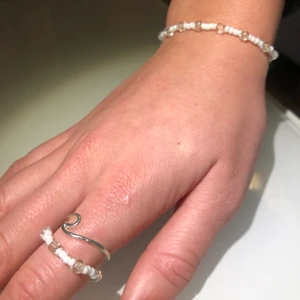 Armband och ring - Säljer dessa superfina egengjorda armband och ringar! Det finns massor av olika pärlor i olika färger. Armband: 50kr, Ring: 30kr eller båda för 70kr