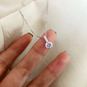 Äkta silver 925 halsband med kristallhänge  - Helt nytt halsband i äkta silver 925 med stämpel och ett sött kristallhänge.                                          Kjedja 45cm