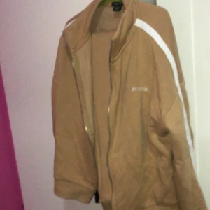  Beige färg  - Jätte fina kläder i beige färg, tillsammans med koftan och byxorna 