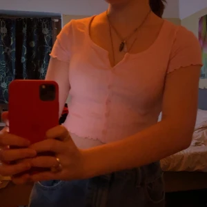 gullig rosa crop top - Säljer den gör super gulliga rosa crop toppen som inte har kommit till användning tyvärr. Helt ny och bara provad 2 gånger. Vet inte vart den är ifrån, men märket är ”FB sister” 💗💗 Den är i stl XS men väldigt stretchig, passar XS-M skulle jag säga.