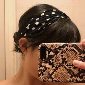 Hårband  - Prickig marinblå hårband med en vintage stil. Inga fläckar eller defekter. Frakt 12