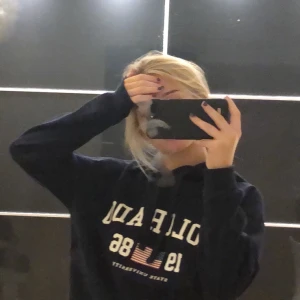 Hoodie  - Mörkblå hoodie i XS. En lite färgfläck som ej går bort längst ner. 50 kr och frakt tillkommer💝