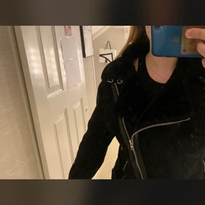 NAKD JACKA - Mysig vinterjacka från Na-Kd. (Man får även med ett band som man kan sätta längst ner om man vill). Den är i storlek L, men passar även XL och M. Säljer pga att den tyvärr inte kommer till användning. Den är endast använd några få gånger, då jag inte tyckte att modellen passade mig. Möts gärna upp runt Göteborg! 