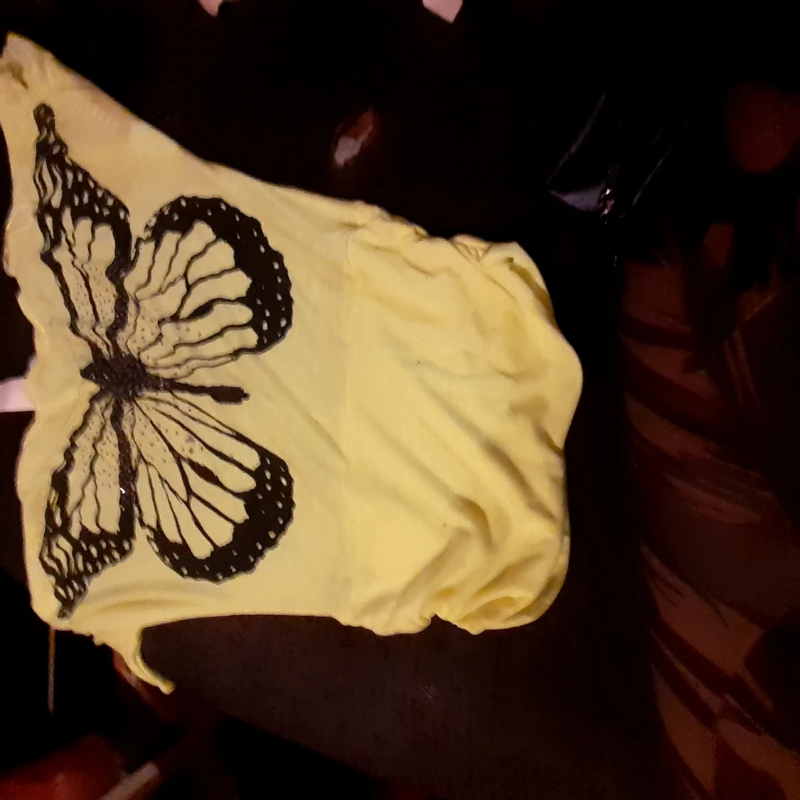 Neongul topp med fjäril - 90