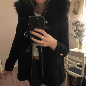 Jacka - En svart kappa från zara med avtagbar päls. Köpt för ca 400 kr skulle jag gissa😆 som ny! Om ni undrar något eller vill ha fler bilder är det bara att fråga. 