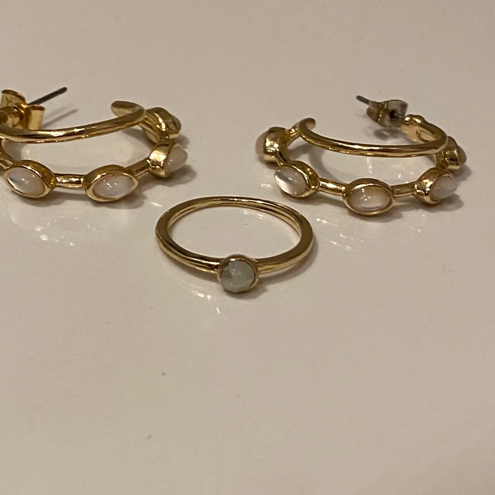 Fina örhängen med matchande ring. Ring använd enstaka gång men örhängena är oanvända!💕. Accessoarer.