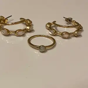 Fina örhängen med matchande ring. Ring använd enstaka gång men örhängena är oanvända!💕