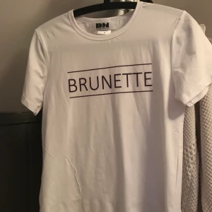T-shirt st. S - Endast provad så som ny. Köparen står för frakten 