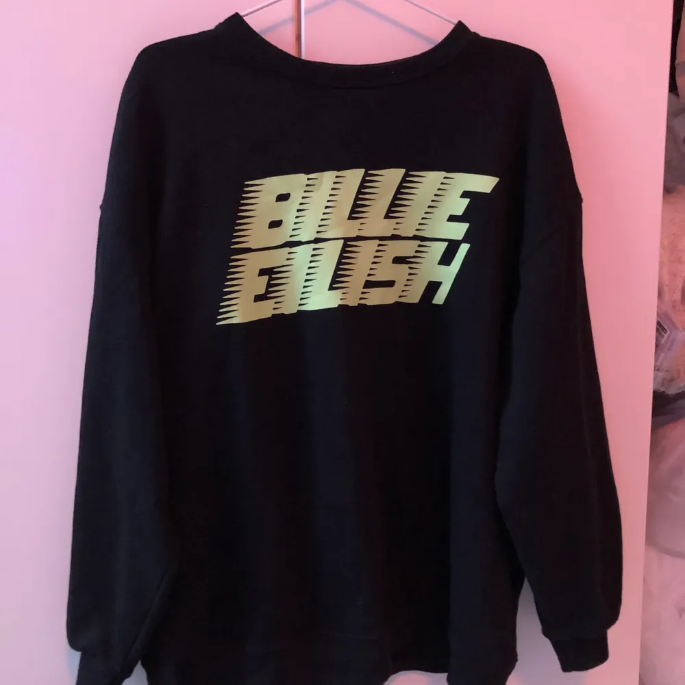 En svart Billie Eilish tröja från H&M i strl M💚 Säljer pga att den inte kommer till användning, men den är så extremt skön att ja på sig och väldigt mysig🥰 Perfekt Julklapp till ett Billie fan!. Tröjor & Koftor.