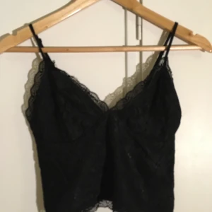 Svart spets crop top Bik bok - Fin svart spets crop top i storlek M, köpt från Bik bok. Använd ett fåtal gånger, men i fint skick. ☺️ Säljs då den är för stor. Säljer även i vitt. 