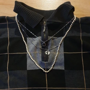 Tröja - En rutig tröja i fint skick! Köpt på myrornana men aldrig använd av mig. Passar nu när det blir lite kallare för att behålla känslan av y2k.☮ Lägg bud!