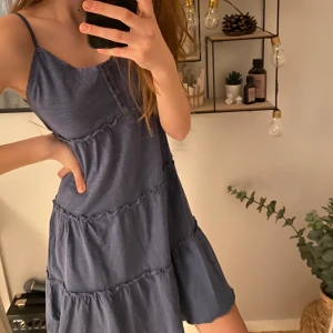 Klänning - Supergullig marinblå klänning med fina detaljer💙