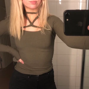 Militärgrön tröja med ”choker” - 🌿 Militärgrön tröja i storlek xs från Bik Bok, nyskick. Pris: 70kr 