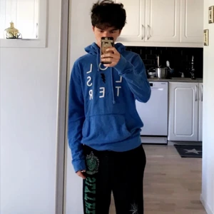 Jättefinblåhoddie - Fett skön blå hoodie som är blå med blå färg. Nejmen den e från hollister köp den