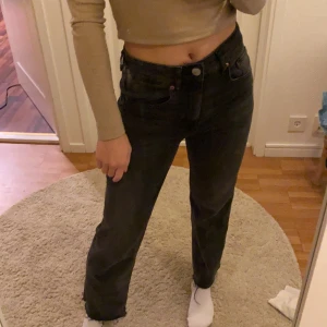 Mörkgrå vida jeans💕 - Supersnygga och sjukt sköna jeans från HM! Toppenskick verkligen!! 