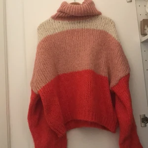 Stickad tröja  - Säljer min färgglada stickade polo från nakd, supermysig nu till vintern💕 gratis frakt