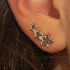 Örhängen💎 - Tre par örhängen (nickel fria)💕 säljes då de inte används längre! De sista paret (pärlorna) är ljus ljus rosa, inte vita vilket dem kan se ut att vara på bilden! Ett par för 30 +frakt eller alla för 60 +frakt📦