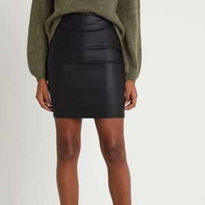 Kjol - Kjol från Pieces i nyskick, aldrig använd. Sitter så snyggt på men dessvärre lite för liten för mig. Strl S men skulle säga att den passar en XS också. Köpt för 299kr, säljer för 70kr.❤️