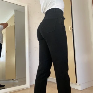 Svarta straight jeans strl 26 - Svarta ankle långa jeans från Pull & Bear. Bra skick. Jag är 162 och de når till anklarna på mig så de en kortare typ av jeans modell. Super sköna och snygga. Straight leg high Waits.