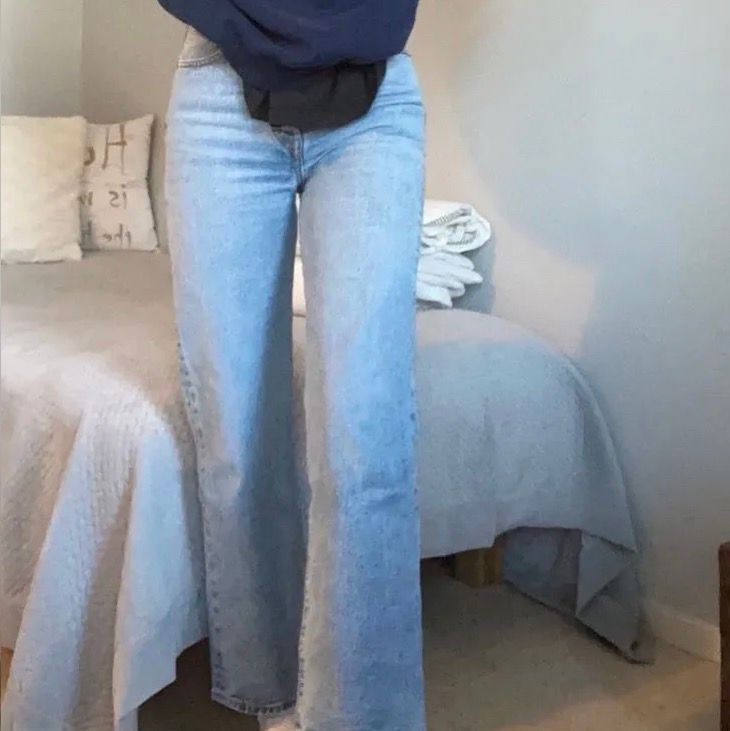 Superfina högmidjade Levi’s jeans i modellen ribcage straight! Perfekt längd på mig som är 165cm, inga defekter, köpta här på Plick för ett tag sen :) Passar någon som är w24/25. Vid flera intresserade sker budgivning, köparen står för frakten 💞   Bud: 500kr+frakt. Jeans & Byxor.