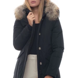Woolrich parka - Säljer nu min svarta Woolrich jacka i modellen arctic parka, storlek S.  Inköpt för ca 2 år sedan men jag har burit jackan mycket sparsamt och varsamt. Den är i väldigt fint skick utan varken synligt slitage eller några hål.  Nypris: 7995kr.  Mitt pris: 3800kr.  (Djur- och rökfritt hem). Köparen stär för frakten, kan mötas upp i Stockholm. (Pris kan disskuteras vid snabb affär) 