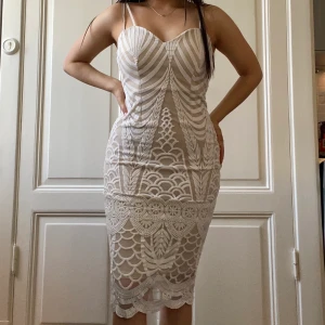 Coctailklänning Boohoo - Superfin klänning från Boohoo! Aldrig använd med lappen kvar✨🦋 Storlek 38 men passar 34-38 beroende på hur man vill att den ska sitta💖💖