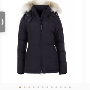 Canada goose - Säljer nu min jacka då det är på tiden har haft den i 3 år och den har lite slitningar därav det låga priset 