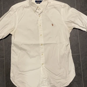 Ralp Lauren skjorta oxford vit - Polo Ralp Lauren skjorta i stl L, slimfit. Knappt använd. Plagget är nyskick och är endast någon månad gammal. 