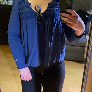 Blus odd Molly! - Riktigt söt men ändå stilig odd Molly blus i marinblå! Som ni ser har jag fått lite för kralliga biceps för att passa i blusen så säljer den nu, i riktigt bra skick till ett bra pris!